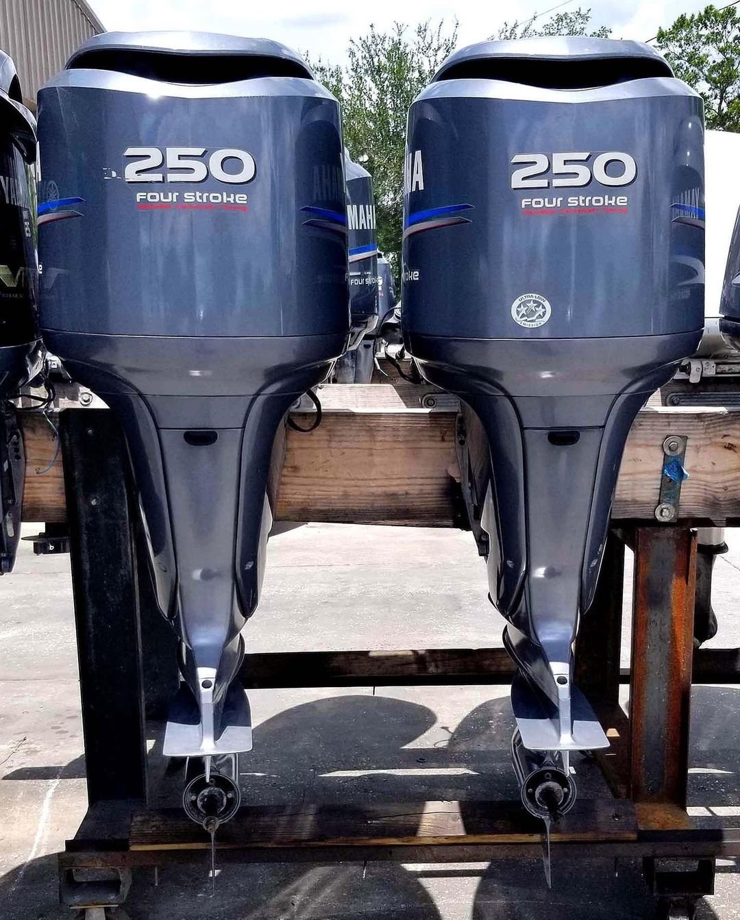 „Zwillingsmotoren 2006 Yamaha 250 PS 4-Takt 25" Außenbordmotoren - Alpha Marine Außenbordmotoren“ „Zwillingsmotoren 2006 Yamaha 250 PS 4-Takt 25" Außenbordmotoren - Alpha Marine Außenbordmotoren“